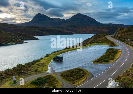 Quinag au-dessus du Loch A' Chàirn Bhàin, depuis au-dessus du parking du pont de Kylesku, près de Kylestrome, Sutherland, Écosse, Royaume-Uni. Banque D'Images