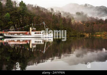 Sir Walter Scott se reflète dans le Loch Katrine dans les trossachs. Banque D'Images