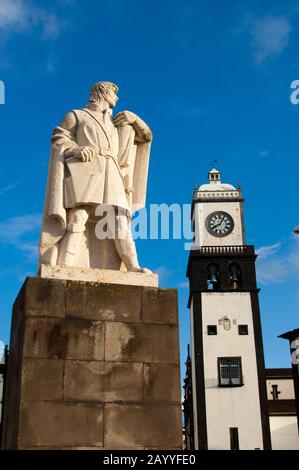 Le monument au navigateur portugais Goncalo Velho Cabral sur la place de Ponta Delgada sur l'île de Sao Miguel aux Açores, Portugal. Banque D'Images