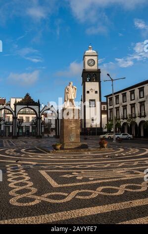 La place principale de Ponta Delgada sur l'île de Sao Miguel aux Açores, Portugal avec le monument au navigateur portugais Goncalo Velho Cabral. Banque D'Images