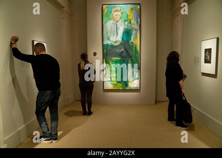 Washington, États-Unis. 17 février 2020. Les visiteurs voient les portraits de l'ancien président américain John F. Kennedy lors de l'exposition « les présidents des États-Unis » à la National Portrait Gallery à Washington, DC, aux États-Unis, le 17 février 2020. Crédit: Liu Jie/Xinhua/Alay Live News Banque D'Images