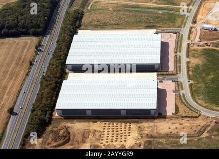 Entrepôt logistique de la chaîne d'approvisionnement NHS dans la moitié inférieure de l'image dans le Suffolk, près de Bury St Edmunds, Royaume-Uni Banque D'Images