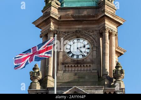 Tour de l'horloge de l'hôtel de ville de Birkenhead avec vol du drapeau Union Jack, place Hamilton, Birkenhead Banque D'Images