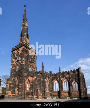 Tour de l'église St Mary et ruines dans le domaine du Prieuré de Birkenhead, monastère du XIIe siècle, Birkenhead Banque D'Images