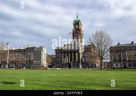 Cénotaphe de la seconde Guerre mondiale et hôtel de ville de Birkenhead, bâtiment classé de la deuxième année par C.O. Ellison 1883, Place Hamilton, Bi Banque D'Images