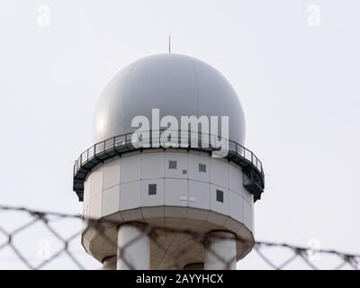 Rrp 117 Tour Radar Derrière Une Clôture Dans Le Parc Public De La Ville Tempelhofer Feld, Ancien Aéroport De Tempelhof À Berlin, Allemagne, A Choisi Focus Banque D'Images