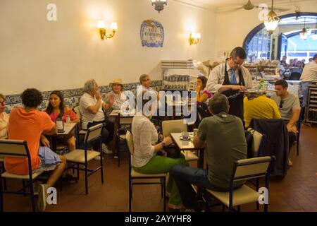 Les gens de la boulangerie Pastère de Belem et le magasin ayant Pastel de nata, qui est une pâtisserie portugaise à la tarte aux œufs, à Lisbonne, la capitale du Portugal. Banque D'Images