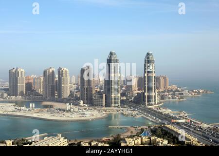 Doha / Qatar – 17 février 2020 : vue de l'entrée du développement immobilier Pearl à Doha Banque D'Images