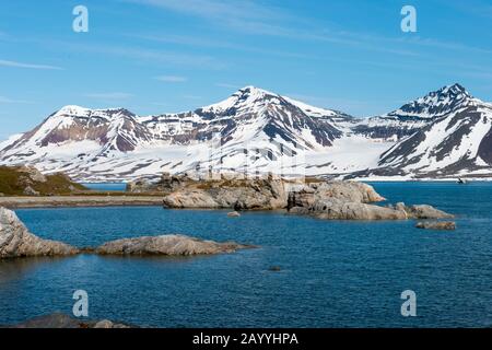 Vue sur le paysage à Hornsund de Gnålodden à Svalbard, Norvège. Banque D'Images