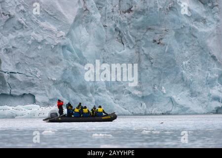 Touristes dans un zodiaque regardant des Kittiwakes à pattes noires (Rissa tridactyla) devant le Samarinbreen, un glacier à Hornsund à Svalbard, Norvège. Banque D'Images