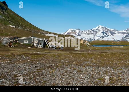 L'ancienne cabine de trappeurs à Gnålodden dans le Hornsund à Svalbard, Norvège. Banque D'Images