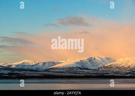 Aube rouge sur l'île de Kvaloeya, Norvège, Troms, Kvaloya Banque D'Images