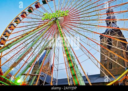 Tous les Halles funfair avec roue ferris éclairée dans la vieille ville, Allemagne, Rhénanie-du-Nord-Westphalie, Soest Banque D'Images