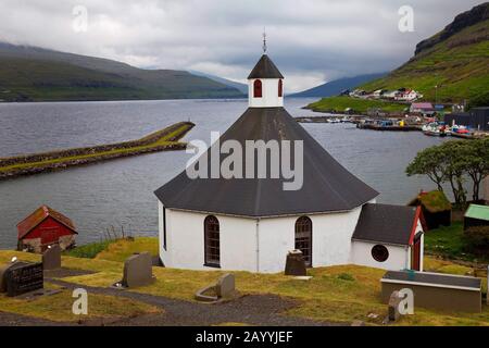 Église octogonale dans le village de Haldarsvik avec vue sur l'océan Atlantique, les îles Féroé, Streymoy, Haldarsvik Banque D'Images