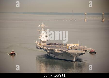 Le porte-avions à propulsion nucléaire de la marine américaine de classe Nimitz USS Gerald R. Ford est en cours d'essais en mer après une rénovation de 15 mois et un shakedown le 25 octobre 2019 à James River, en Virginie. Banque D'Images