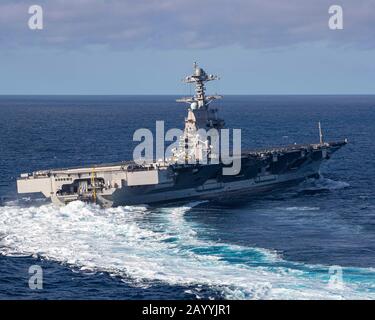 Le porte-avions à propulsion nucléaire de la marine américaine de classe Nimitz USS Gerald R. Ford effectue des virages à grande vitesse en cours d'essais en mer à la suite d'une rénovation et d'un shakedown de 15 mois le 29 octobre 2019 dans l'océan Atlantique. Banque D'Images