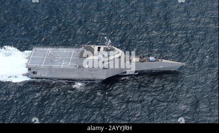 Le navire de combat littoral de la variante indépendance de la Marine américaine USS Montgomery durant la coopération À Flot préparation et formation 31 octobre 2019 dans la baie de Brunei, au Brunei. Banque D'Images