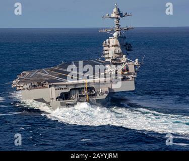 Le porte-avions à propulsion nucléaire de la marine américaine de classe Nimitz USS Gerald R. Ford effectue des virages à grande vitesse en cours d'essais en mer à la suite d'une rénovation et d'un shakedown de 15 mois le 29 octobre 2019 dans l'océan Atlantique. Banque D'Images