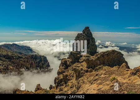 Centre de Gran Canaria. Vue aérienne spectaculaire de roches volcaniques au-dessus des nuages blancs moelleux. Belle journée ensoleillée avec ciel bleu clair et lumineux. Cana Banque D'Images