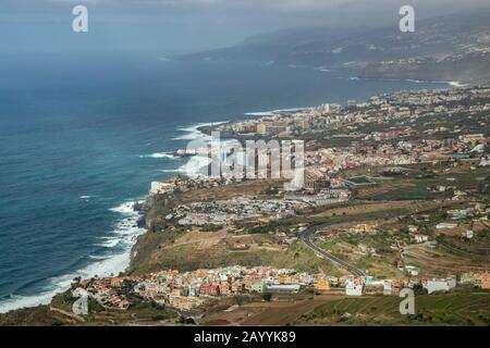 Cette photographie panoramique, prise à un Mirador de El Lance, montre la côte nord de Tenerife et la vallée de la Orotava. Tenerife, Canaries.. Banque D'Images