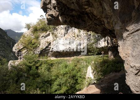 Randonneur de sexe masculin faisant observer les oiseaux dans le col sculpté de Las Xanas gorge Trail (Desfiladero de las Xanas, PR-AS 187, Santo Adriano, Asturies, Espagne) Banque D'Images