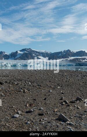 Vue sur la Fjortende Julibreen (le glacier du 14 juillet), située au nord-ouest de Spitsbergen dans le Krossfjord, Svalbard, Norvège. Banque D'Images