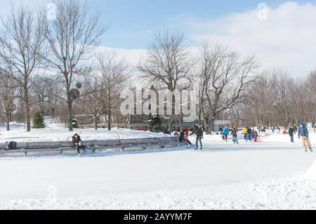 Montréal, Canada - 16 Février 2020 : Patinoire Du Lac Beaver - Parc Du Mont-Royal, Montréal, Québec, Canada (Lac Des Castors - Parc Mont-Royal, Banque D'Images