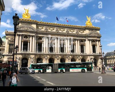 Paris, France - 23 mai 2019 : vue de face de l'Opéra National de Paris, Opéra Garnier avec les gens. Banque D'Images