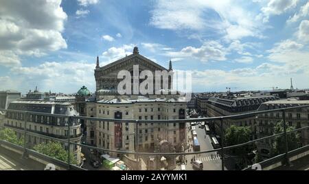 Vue panoramique du Palais de l'Opéra de Paris en France en plus de bâtiments Banque D'Images