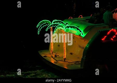 Bateau décoré de palmiers lors de la parade de Noël annuelle Bright Lights à Quepos, Costa Rica. Banque D'Images