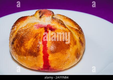 Pain avec confiture rouge douce à l'intérieur. Cuisson douce à proximité Banque D'Images