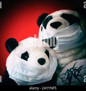 Fond abstrait avec des pandas de jouet dans des masques stériles de protection jetables. Concept de santé, maladies contagieuses, prévention Banque D'Images