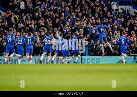 Londres, Royaume-Uni. 17 février 2020. Kurt Zouma de Chelsea (15) célèbre avant que ses efforts ne soient exclus par VAR lors du match de la Premier League entre Chelsea et Manchester United à Stamford Bridge, Londres, Angleterre, le 17 février 2020. Photo De David Horn. Crédit: Images Prime Media / Alay Live News Banque D'Images