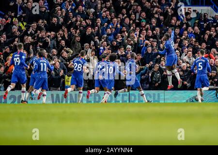 Londres, Royaume-Uni. 17 février 2020. Kurt Zouma de Chelsea (15) célèbre avant que ses efforts ne soient exclus par VAR lors du match de la Premier League entre Chelsea et Manchester United à Stamford Bridge, Londres, Angleterre, le 17 février 2020. Photo De David Horn. Crédit: Images Prime Media / Alay Live News Banque D'Images