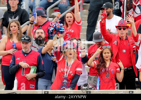 Houston, Texas, États-Unis. 16 février 2020. Les fans de Houston Roughnecks applaudissent les stands avant le match de la saison régulière XFL contre les Battlehawks de St. Louis au stade TDECU à Houston, Texas, le 16 février 2020. Crédit: Erik Williams/Zuma Wire/Alay Live News Banque D'Images