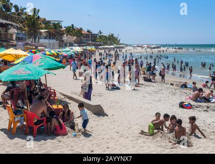 La plage de Mancora dans le nord du Pérou. Banque D'Images