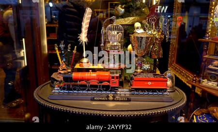 Souvenirs de Harry Potter au magasin House of Wonders - OXFORD, ANGLETERRE - 3 JANVIER 2020 Banque D'Images