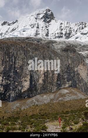 Paysage près de Laguna 69 dans la chaîne de montagnes de la Cordillera Blanca dans le nord du Pérou. Banque D'Images