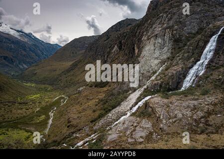 Paysage près de Laguna 69 dans la chaîne de montagnes de la Cordillera Blanca dans le nord du Pérou. Banque D'Images