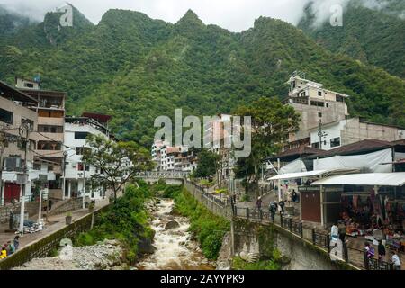 Aguas Calientes village, le village le plus proche de Machu Picchu au Pérou. Banque D'Images