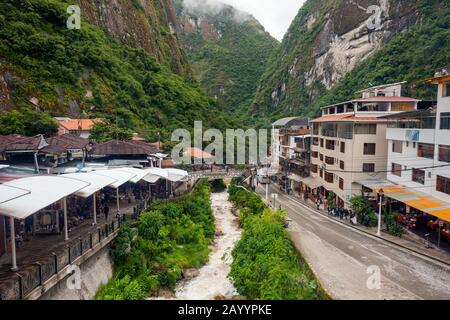 Aguas Calientes village, le village le plus proche de Machu Picchu au Pérou. Banque D'Images