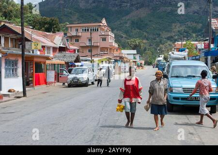 Scène de rue dans la petite ville dans les hautes terres le long de la route no 2 à l'est d'Antananarivo, près de Moramanga, Madagascar. Banque D'Images