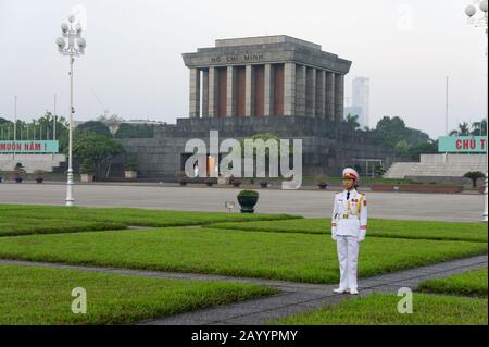 Hanoi, Vietnam 12 Octobre 2019. Mausolée d'Ho Chi Minh. Deux gardes à l'entrée du mausolée Banque D'Images