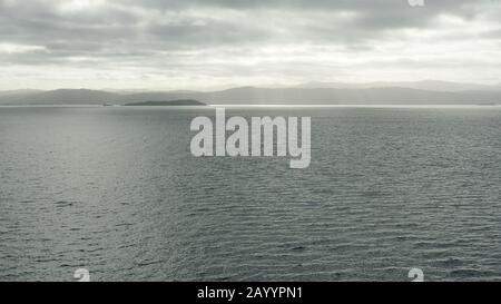 L'île Matiu Somes, dans le port de Wellington, en Nouvelle-Zélande, est prise du ferry Interislander Banque D'Images