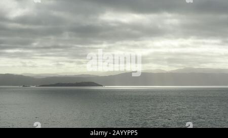 L'île Matiu Somes, dans le port de Wellington, en Nouvelle-Zélande, est prise du ferry Interislander Banque D'Images