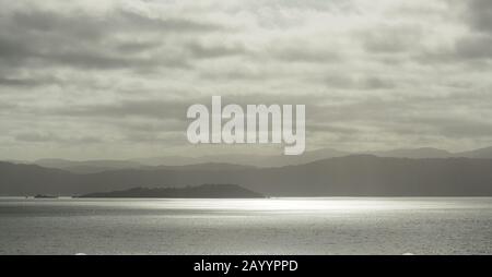 L'île Matiu Somes, dans le port de Wellington, en Nouvelle-Zélande, est prise du ferry Interislander Banque D'Images