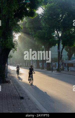 Hanoi, Vietnam. 12 Octobre 2019. Hanoï tôt le matin. Les gens qui sont en vélo font du vélo sur la route. Banque D'Images