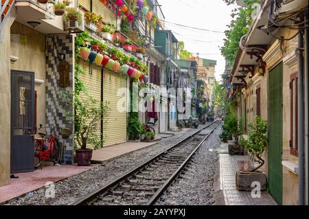 Hanoi, Vietnam. 12 Octobre 2019. Rue Du Train De Hanoi. La vie à côté des voies de train dans la vieille ville. Banque D'Images