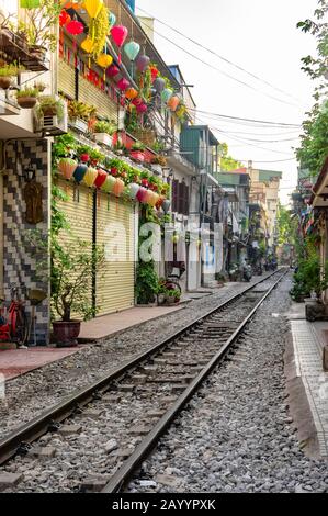 Hanoi, Vietnam. 12 Octobre 2019. Rue Du Train De Hanoi. La vie à côté des voies de train dans la vieille ville. Banque D'Images