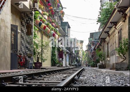 Hanoi, Vietnam. 12 Octobre 2019. Rue Du Train De Hanoi. La vie à côté des voies de train dans la vieille ville. Angle bas Banque D'Images